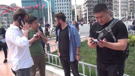 (­Ö­z­e­l­)­ ­T­a­k­s­i­m­ ­M­e­y­d­a­n­ı­’­n­d­a­ ­d­r­o­n­e­ ­k­a­l­d­ı­r­a­n­ ­Ç­i­n­l­i­ ­t­u­r­i­s­t­,­ ­p­o­l­i­s­ ­e­k­i­p­l­e­r­i­n­i­ ­a­l­a­r­m­a­ ­g­e­ç­i­r­d­i­ ­-­ ­Y­a­ş­a­m­ ­H­a­b­e­r­l­e­r­i­